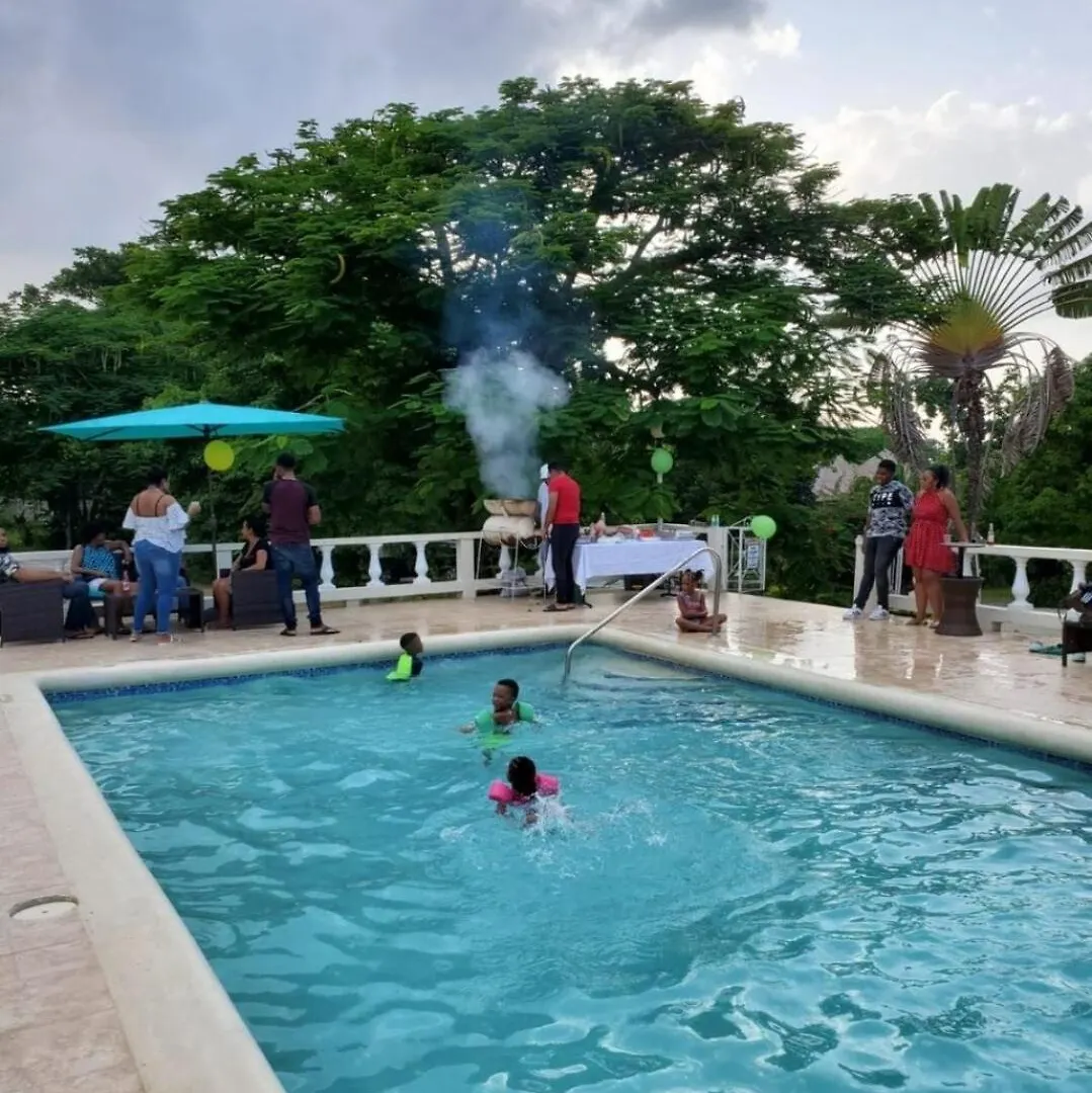 Modern 2 Bedroom With Free Parking, Green Spaces, Swimming Pool & Beach Access Negril