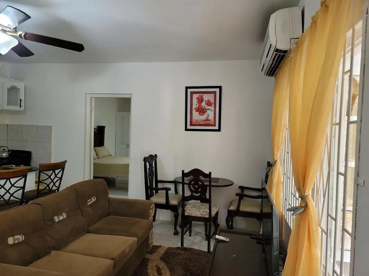Modern 2 Bedroom With Free Parking, Green Spaces, Swimming Pool & Beach Access Negril Jamaica