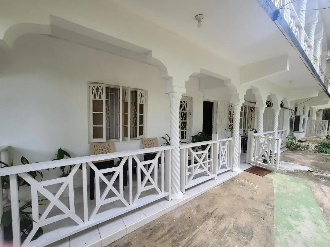 Modern 2 Bedroom With Free Parking, Green Spaces, Swimming Pool & Beach Access Negril