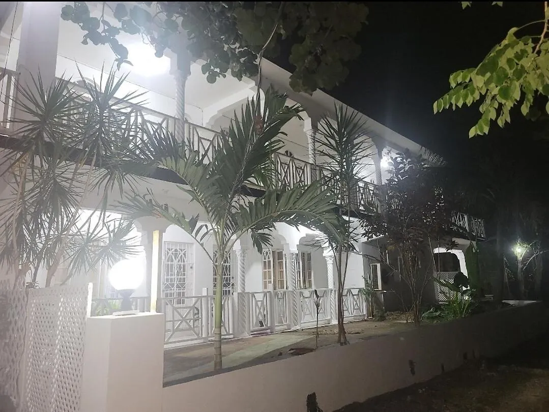Holiday home Modern 2 Bedroom With Free Parking, Green Spaces, Swimming Pool & Beach Access Negril