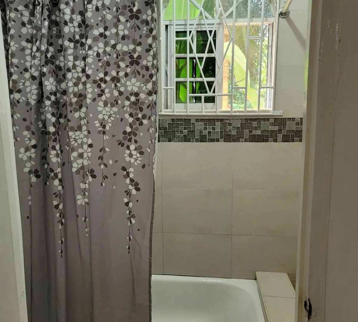 Holiday home Modern 2 Bedroom With Free Parking, Green Spaces, Swimming Pool & Beach Access Negril