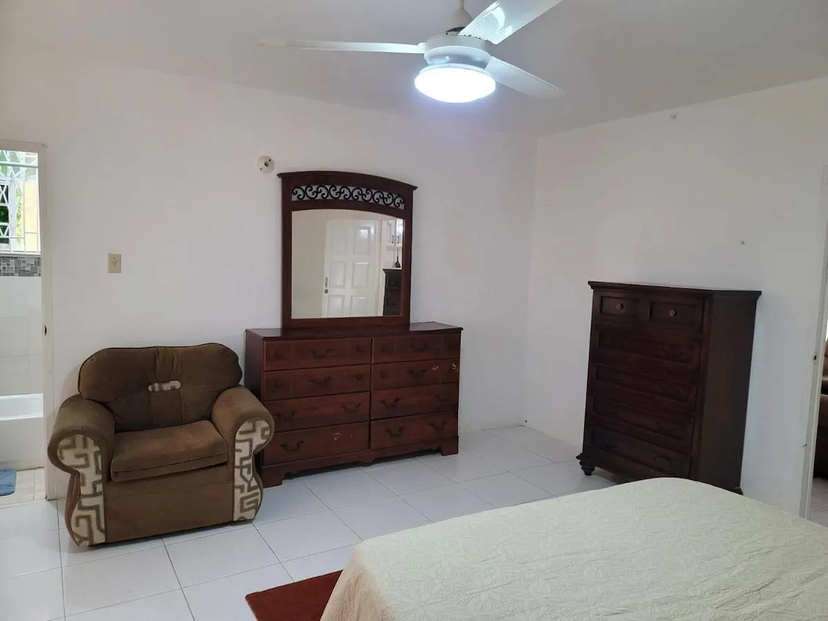 Modern 2 Bedroom With Free Parking, Green Spaces, Swimming Pool & Beach Access Negril Holiday home