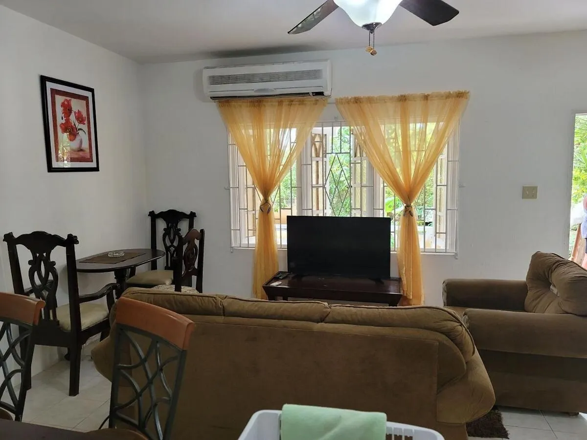Holiday home Modern 2 Bedroom With Free Parking, Green Spaces, Swimming Pool & Beach Access Negril Jamaica
