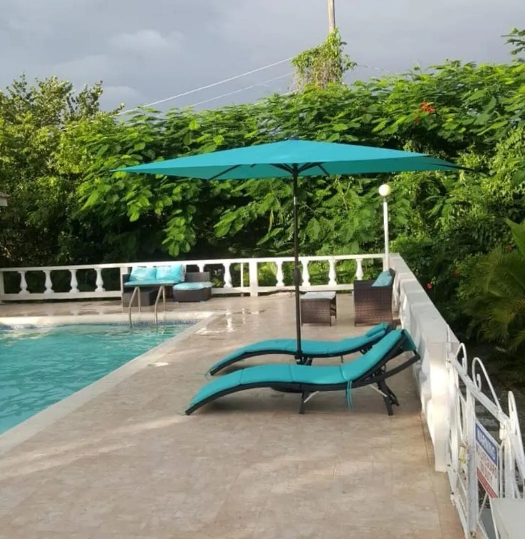 Modern 2 Bedroom With Free Parking, Green Spaces, Swimming Pool & Beach Access Negril Jamaica