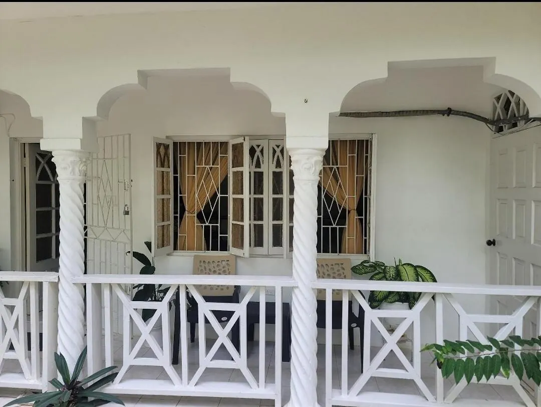 Modern 2 Bedroom With Free Parking, Green Spaces, Swimming Pool & Beach Access Negril